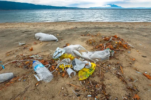 Lixo nas margens de um oceano — Fotografia de Stock