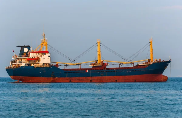 Большое грузовое судно на воде — стоковое фото