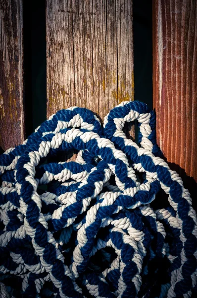 Kleurrijke touw op zeilboot — Stockfoto