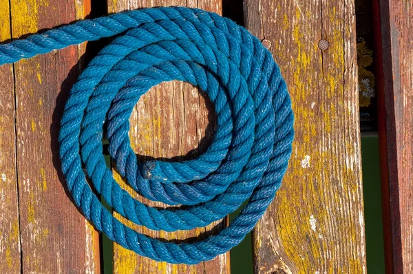 Färgglada rep på segelbåt — Stockfoto