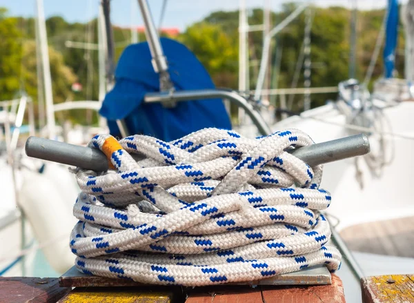 Colorful rope on sailing boat — Stock Photo, Image