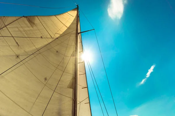 Zeilen van een zeilboot — Stockfoto