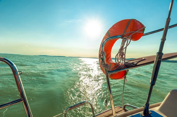 Schwimmweste auf Boot — Stockfoto