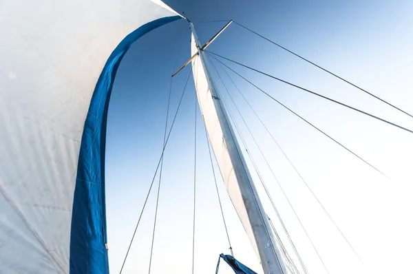 Zeilen van een zeilboot — Stockfoto