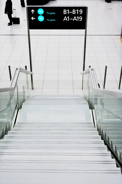 Panneau terminal de l'aéroport noir avec symboles bleus — Photo