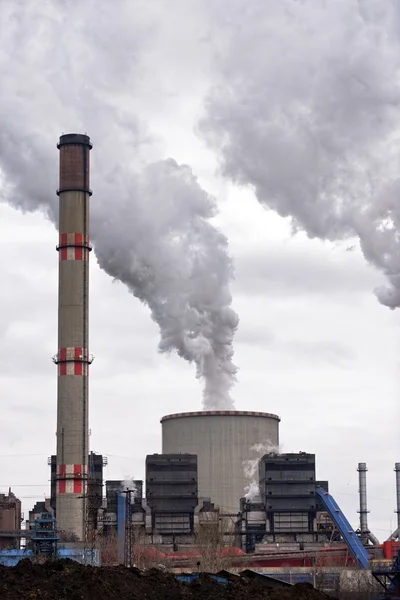 Modernes Kraftwerk erschöpft große Menge an Dampf — Stockfoto