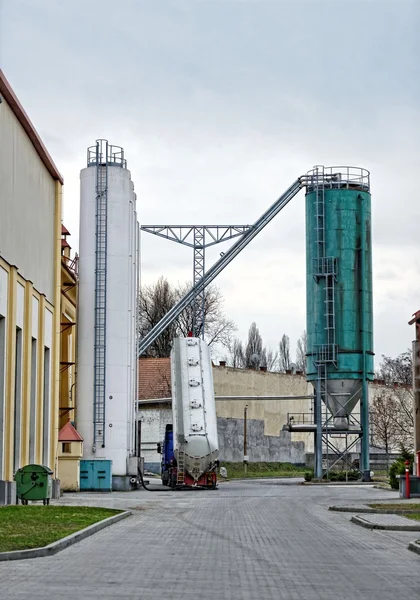 Gran silo industrial al aire libre — Foto de Stock