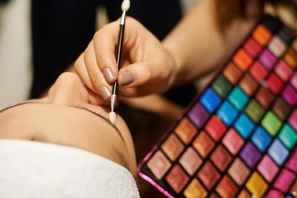 Große Make-up-Palette, die von einem Maskenbildner verwendet wird — Stockfoto