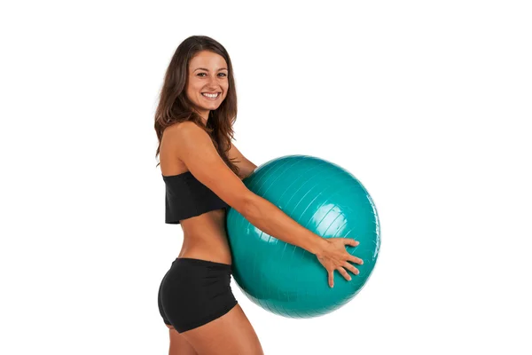 Junge Frau im Studio mit Fitnessball — Stockfoto