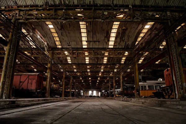 Interior de uma estação de reparação de veículos — Fotografia de Stock