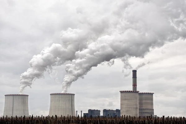 Planta de energía moderna que agota gran cantidad de vapor —  Fotos de Stock