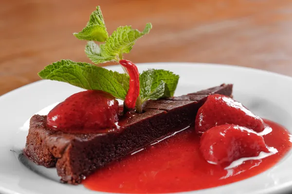 巧克力蛋糕和草莓和红辣椒 — 图库照片