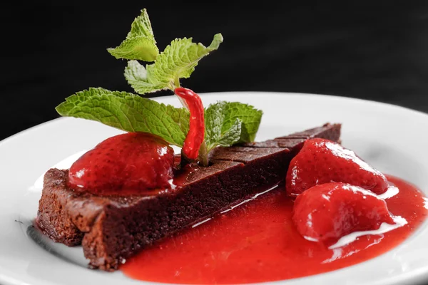 Çilek ve kırmızı biber ile çikolatalı kek — Stok fotoğraf