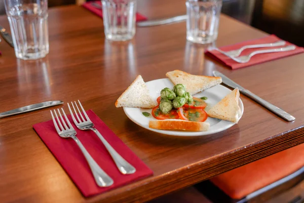 Gezonde voorgerecht met toast en gnocchi — Stockfoto