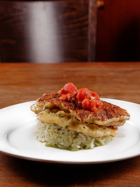 Costolette di pollo fritte e riso con salsa di pomodoro — Foto Stock