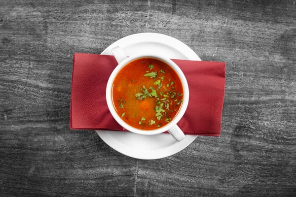 Deliziosa zuppa in piatto bianco — Foto Stock