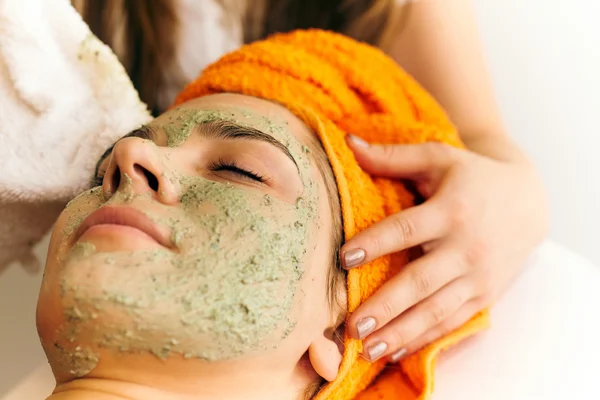 Jeune femme dans un salon de beauté — Photo