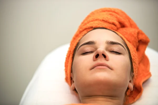 Jeune femme dans un salon de beauté — Photo