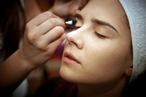 Ung kvinna att få vackra makeup — Stockfoto