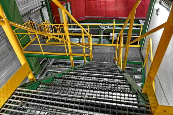 Przemysłowe wnętrza, duże schody — Zdjęcie stockowe