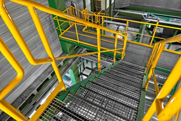 Industrieller Innenraum mit großer Treppe — Stockfoto