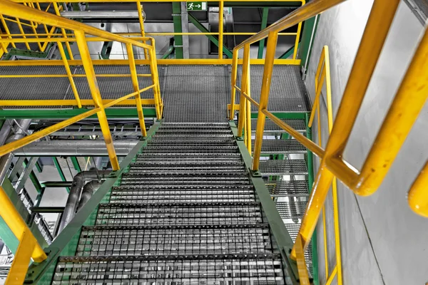 Interior industrial con gran escalera — Foto de Stock