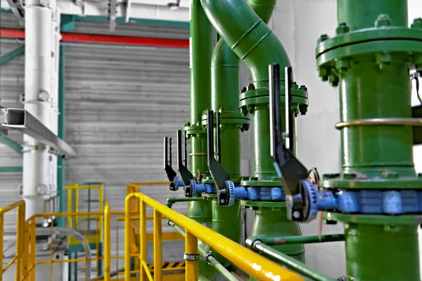 Tubos industriais em uma usina — Fotografia de Stock