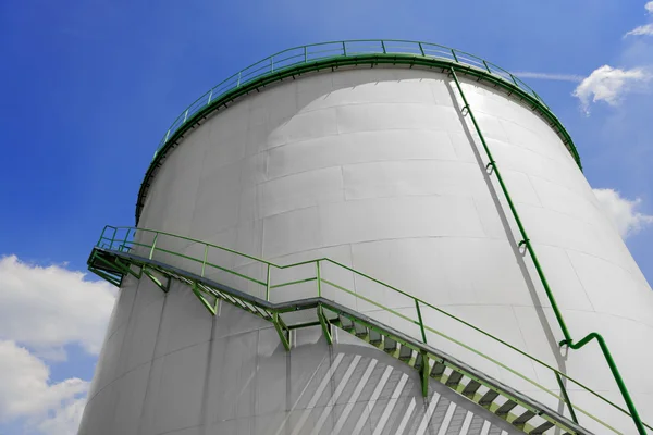 Gran silo industrial con cielo azul — Foto de Stock