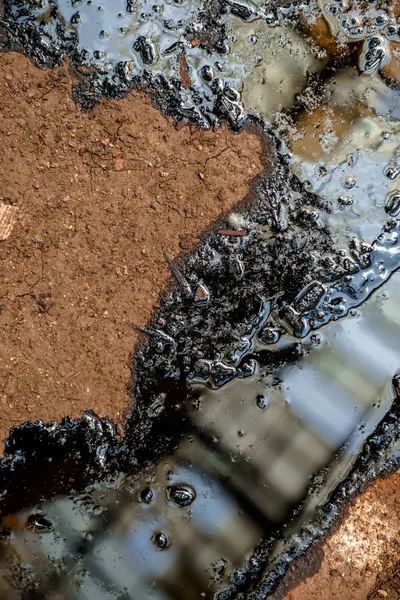 Oil contaminating the soil — Stock Photo, Image