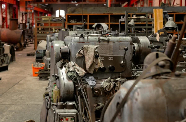 Промышленные машины на заводе — стоковое фото