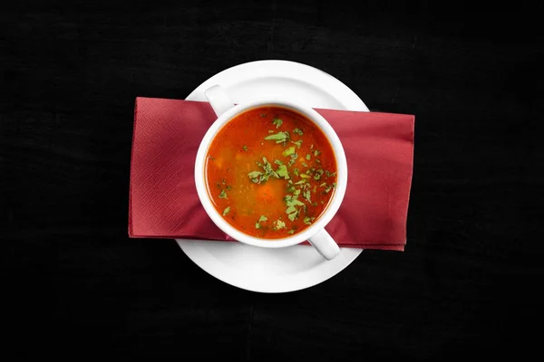 Köstliche Suppe in weißer Schale — Stockfoto