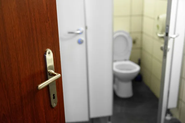 Porte ouverte avec toilettes — Photo