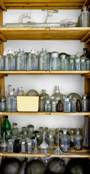 Foto eines alten Labors mit vielen Flaschen — Stockfoto