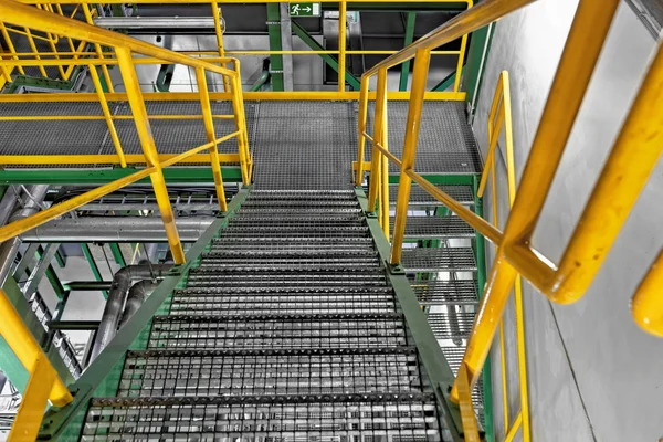 Промышленный интерьер с большой лестницей — стоковое фото