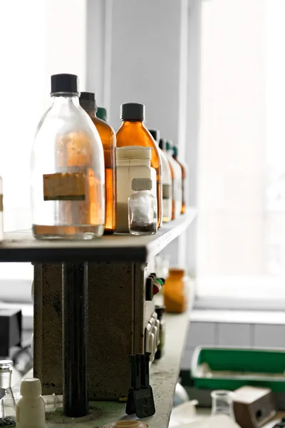 Foto de un viejo laboratorio con un montón de botellas — Foto de Stock