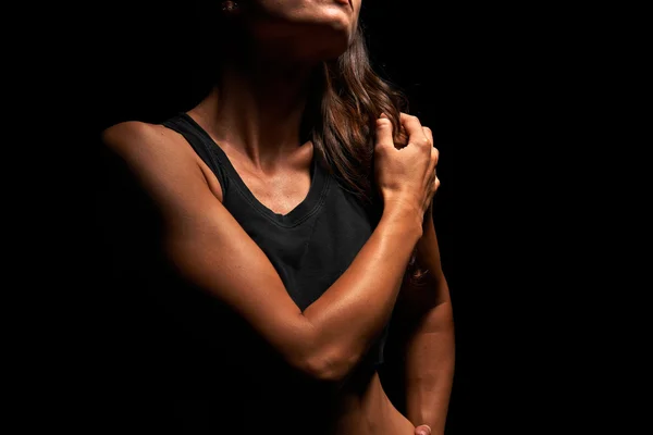 Parte superior do corpo de uma mulher muscular — Fotografia de Stock