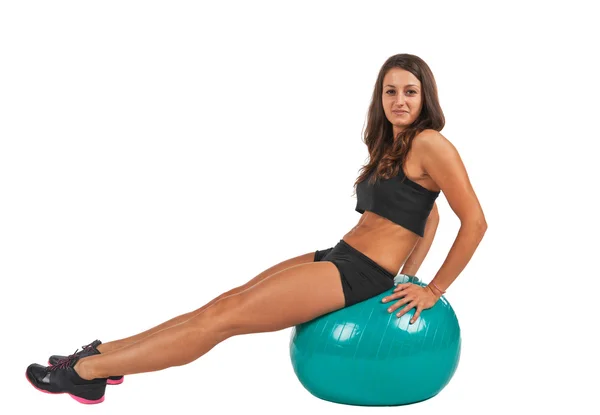 Mujer joven en el estudio con pelota de fitness — Foto de Stock