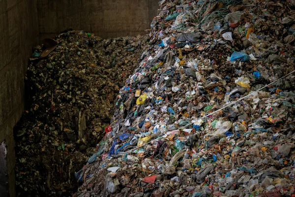 Велика купа сміття — стокове фото
