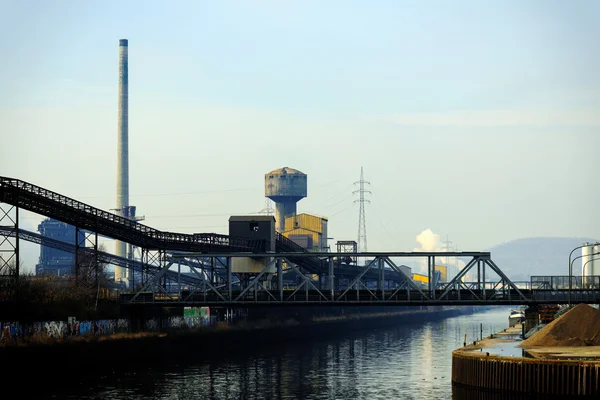 Paisaje con arquitectura industrial — Foto de Stock