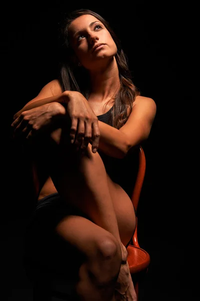 Young muscular woman under bright light — Stock Photo, Image