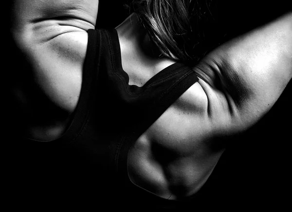 Övre kroppen av en muskulös kvinna från baksidan — Stockfoto