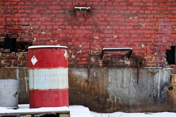 Pared de ladrillo rojo con barril — Foto de Stock
