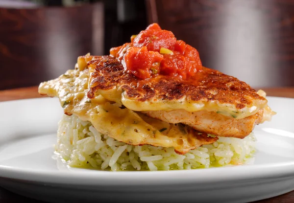 Gebratene Hühnerrippen und Reis mit Tomatensauce — Stockfoto