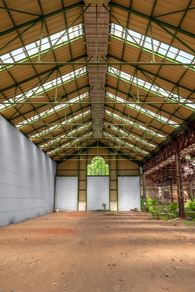 Interior industrial abandonado con luz brillante —  Fotos de Stock