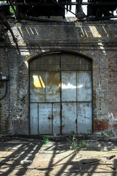 Porta industrial de uma fábrica — Fotografia de Stock