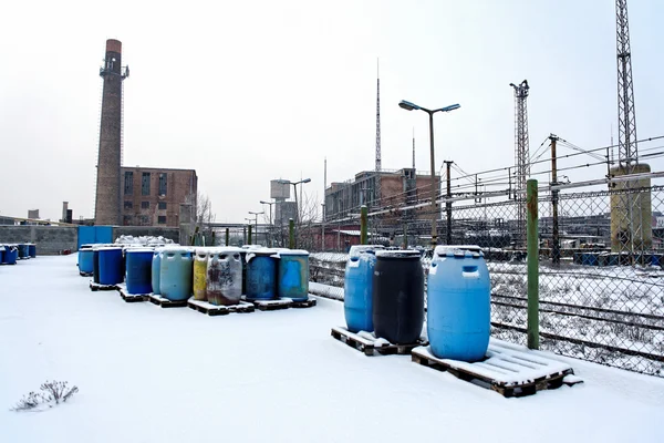 Depósito de resíduos químicos com muitos barris — Fotografia de Stock