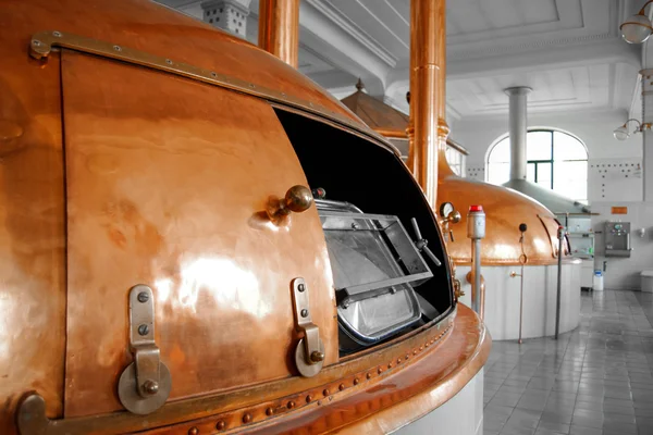 Fábrica de cerveja com grandes tanques de armazenamento — Fotografia de Stock