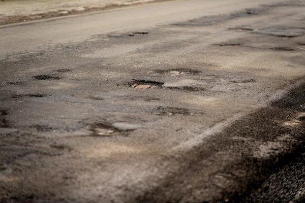 Poškozené auto cesta se spoustou praskliny — Stock fotografie