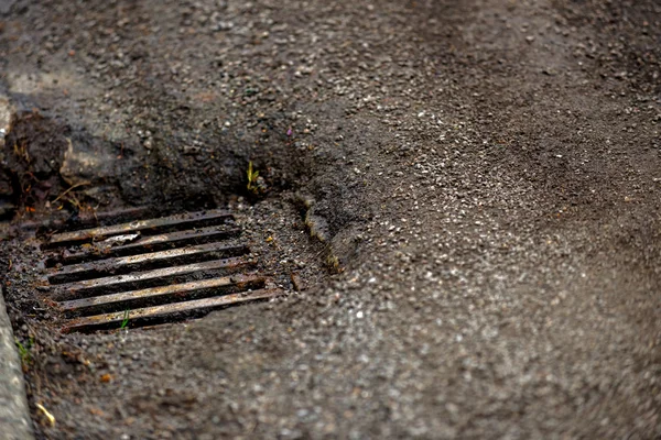 道路上の下水の穴 — ストック写真