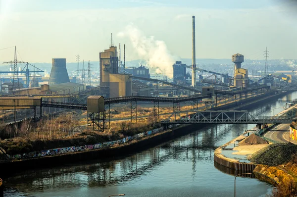 Paisaje con arquitectura industrial — Foto de Stock